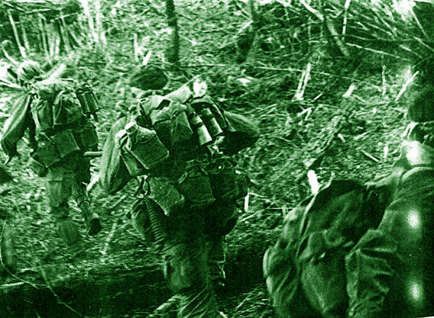 Ra khỏi trực thăng, toán Hadley lủi nhanh vào rừng (ảnh do không quân Mỹ chụp bằng máy hồng ngoại)