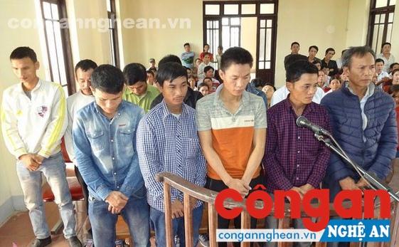  Các bị cáo nghe Tòa tuyên án