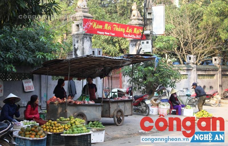 Cảnh buôn bán nhếch nhác ngay cổng đền Hồng Sơn