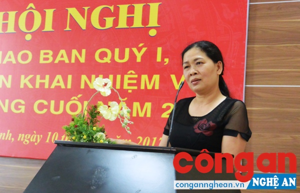 Đại diện Trung tâm dân số - KHHGĐ huyện Quỳ Hợp trình bày khó khăn về nguồn nhân lực, hiện nay 2 xã chưa có cán bộ dân số gây nhiều khó khăn trong công tác