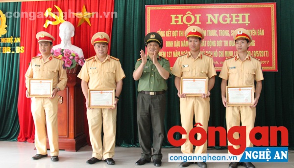 Trao Giấy khen của Giám đốc Công an tỉnh cho các tập thể, cá nhân đạt thành tích xuất sắc trong đợt thi đua cao điểm.