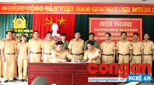 Các đội nghiệp vụ ký kết giao ước thi đua  “xây dựng phong cách người cán bộ CSGT trên quê hương Bác Hồ”
