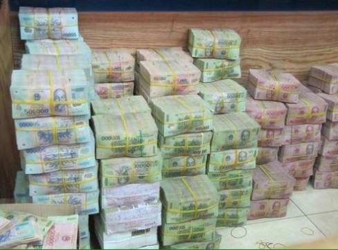 Tiền giả được quảng cáo trên trang Facebook buôn tiền giả.