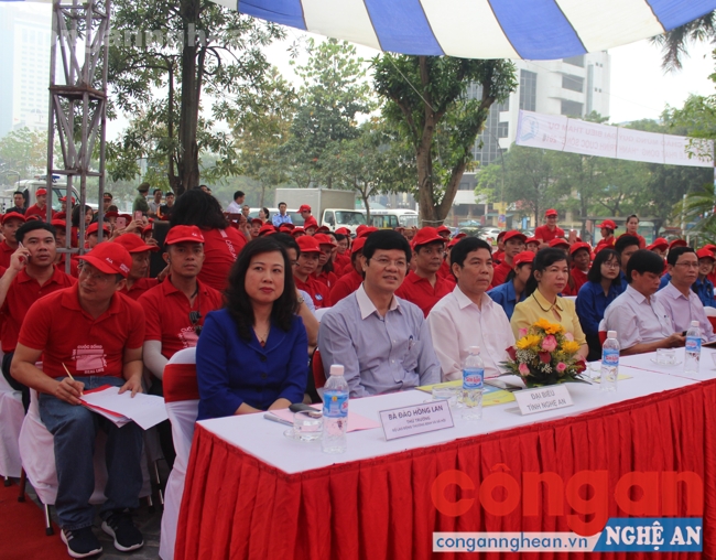 Đại biểu tham dự buổi lễ