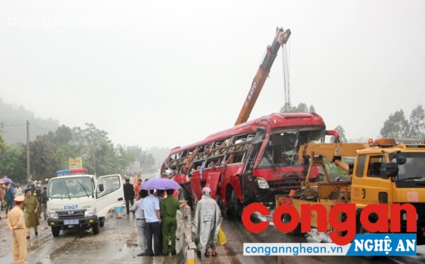 Cơ quan chức năng tổ chức cứu hộ, cứu nạn và điều tiết, phân luồng giao thông.