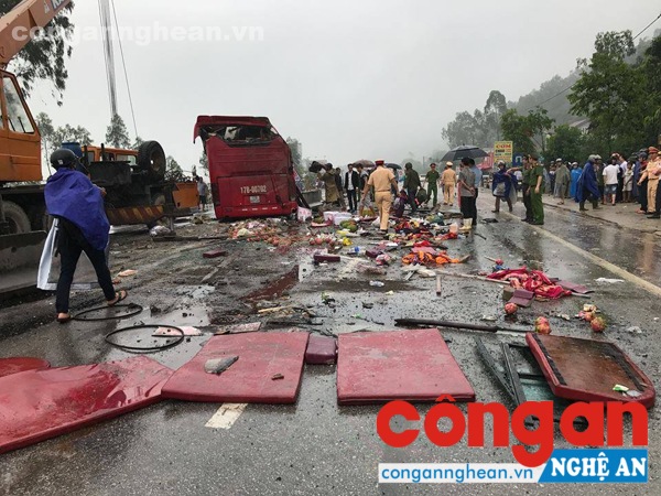 Nhiều mảnh vỡ văng tung tóe, văng xa hàng chục mét sau va chạm với dải phân cách.