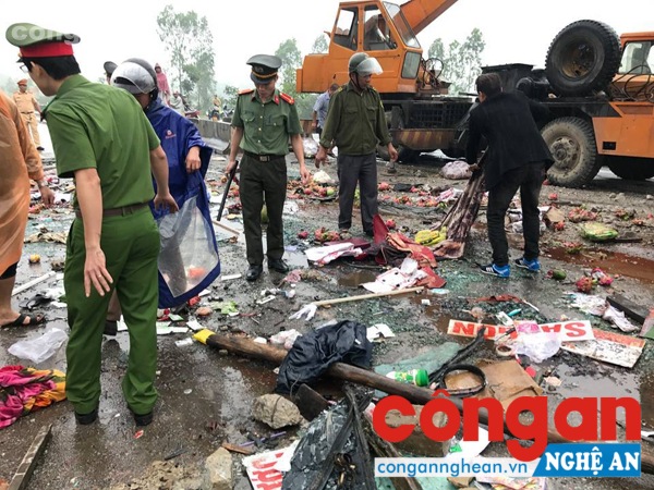 Hành lý của hành khách còn sót lại, vung vãi khắp nơi.