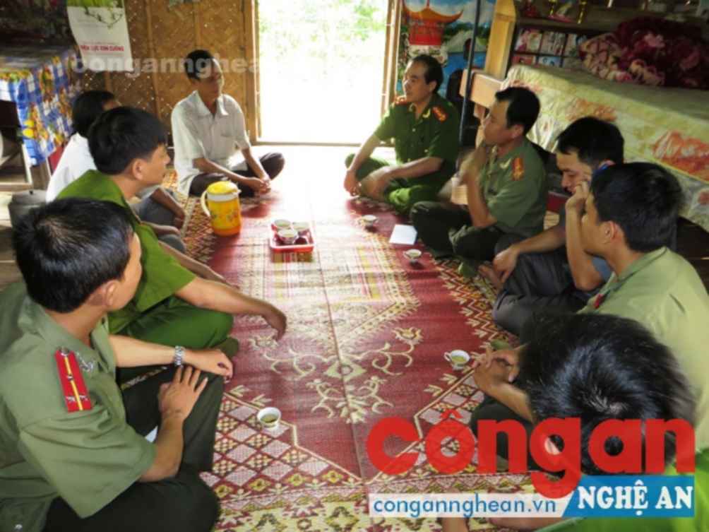 Lực lượng Công an đến từng thôn bản tuyên truyền vạch rõ thủ đoạn của tội phạm mua bán người