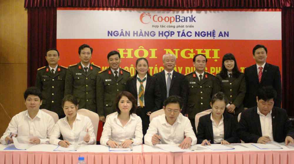 Trong thời gian qua, phong trào toàn dân bảo vệ ANTQ  tiếp tục được đẩy mạnh, nhiều mô hình hay được hình thành, nhân rộng               (Trong ảnh: Cán bộ Ngân hàng Hợp tác Nghệ An ký cam kết  đẩy mạnh phong trào toàn dân bảo vệ ANTQ)