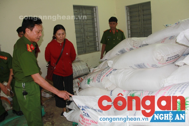  Lực lượng chức năng kiểm tra số hàng hóa bị thu giữ