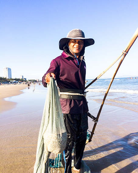 Niềm vui của anh Nguyễn Văn Thảo sau mẻ cào được chừng 5kg ốc móng tay. Niềm vui của anh Nguyễn Văn Thảo sau mẻ cào được chừng 5kg ốc móng tay.