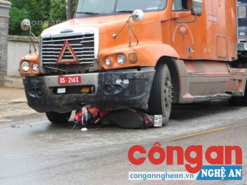 Chiếc xe tải đâm trực diện xe máy, khiến bà M. ở huyện Nghĩa Đàn tử vong tại chỗ