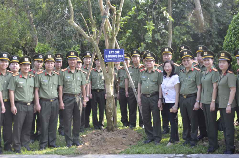 Trồng cây lưu niệm tại Khu