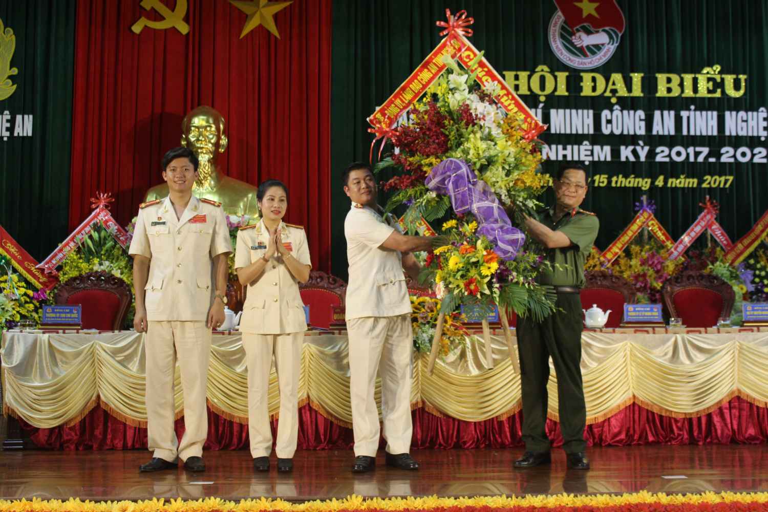 Giám đốc Công an tỉnh tặng lẵng hoa tươi thắm chúc mừng Đại hội