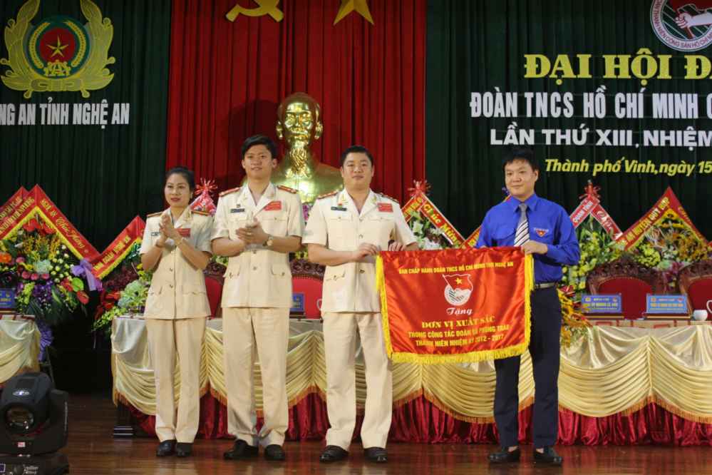 Bí thư Tỉnh đoàn Phạm Tuấn Vinh tặng Cờ xuất sắc cho Đoàn thanh niên Công an tỉnh vì đã có thành tích xuất sắc trong công tác Đoàn và phong trào thanh niên