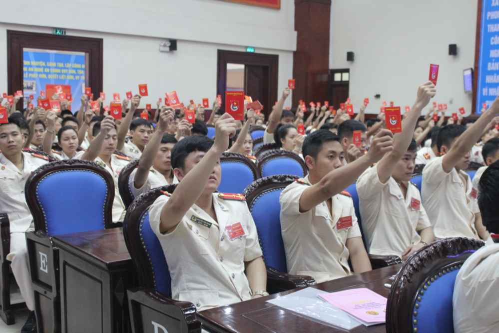 Đại hội biểu quyết bầu Đoàn chủ tịch Đại hội