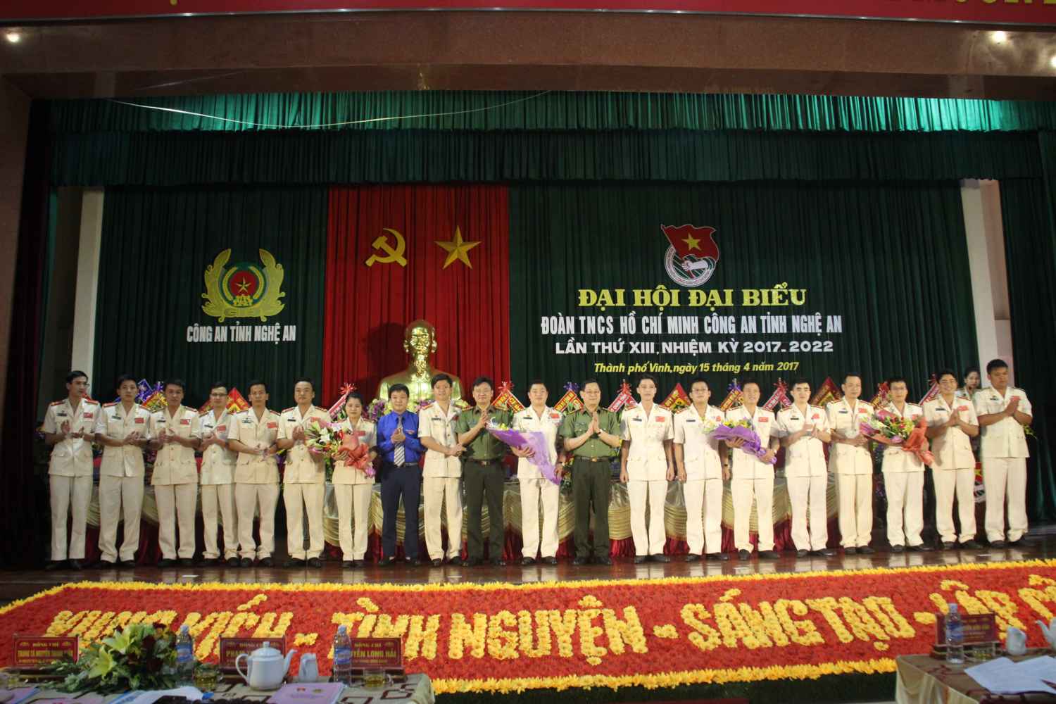 Các đại biểu tặng hoa cho Ban chấp hành Đoàn nhiệm kỳ 2017 - 2022 