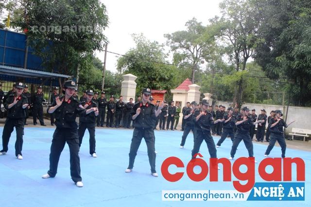 Tiểu đội Nữ đặc nhiệm Cảnh sát Cơ động tập luyện võ thuật, kỹ chiến thuật
