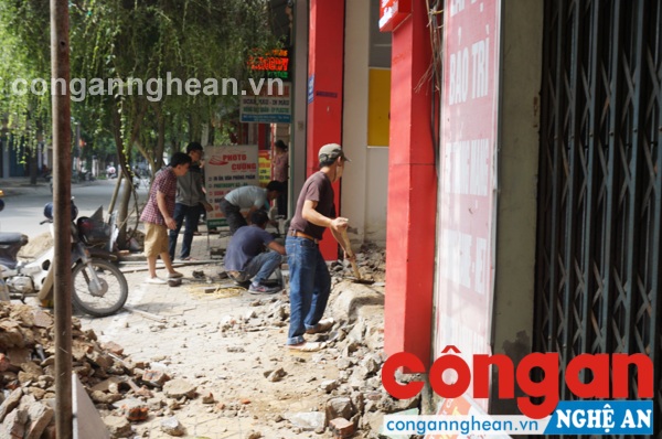 Đa phần người dân tự ý chấp hành chủ trương của TP Vinh, đây không những dành lối riêng cho người đi bộ mà tạo cảnh quang văn minh, sạch đẹp chốn đô thị