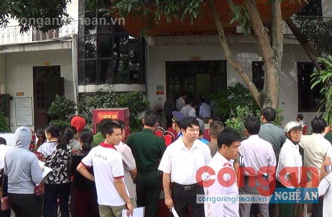 Người dân chen chúc làm thẻ miễn phí qua cầu Bến Thủy I