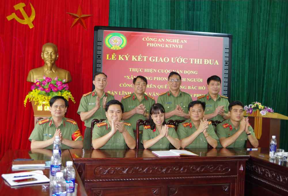 Đại diện các đội nghiệp vụ, tổ chức đoàn thể Phòng KTNVII ký giao ước thi đua