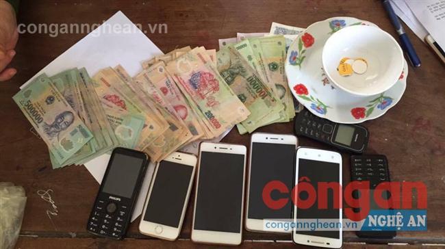 Tang vật 1 vụ đánh bạc bị Công an huyện phát hiện, bắt quả tang