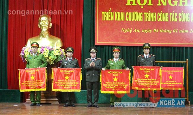 Đại tá Bùi Nguyên Tiến, Trưởng phòng Tham mưu Công an tỉnh (thứ hai từ trái sang) nhận Cờ “Đơn vị dẫn đầu phong trào thi đua Vì ANTQ” cấp cơ sở năm 2016 của Bộ Công an