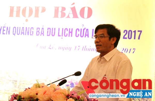 Ông Doãn Tiến Dũng, Chủ tịch UBND TX Cửa Lò phát biểu tại buổi họp báo.