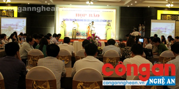 Toàn cảnh buổi họp báo tuyên truyền quảng bá du lịch Cửa Lò năm 2017.