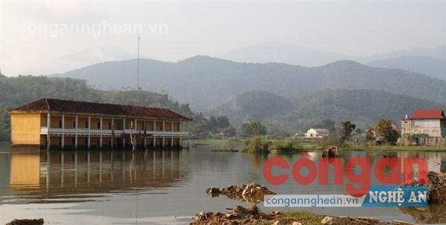 Nhà cửa, kiến trúc ngập nước bị di dời nhưng người dân  không được hưởng tiền hỗ trợ vận chuyển vật liệu xây dựng