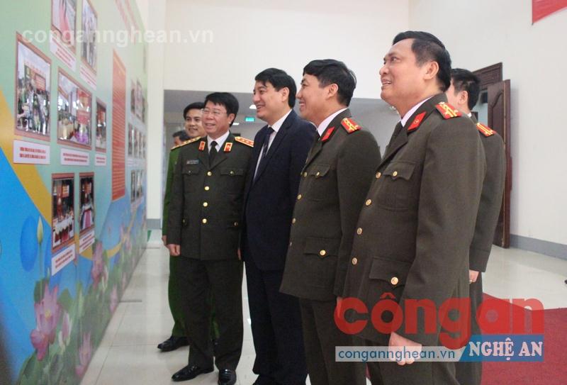  Công an Nghệ An luôn nhận được sự quan tâm của lãnh đạo Bộ Công an              và Tỉnh ủy Nghệ An trong việc xây dựng lực lượng,                                                  đáp ứng yêu cầu nhiệm vụ trong tình hình mới