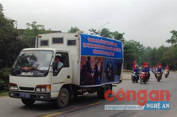 Tuyên truyền lưu động về quyền tự do kết hôn                    và bình đẳng giới tại xã Tam Hợp