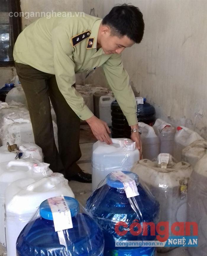Rượu không rõ nguồn gốc, xuất xứ bị Chi cục Quản lý thị trường Nghệ An                phát hiện và thu giữ