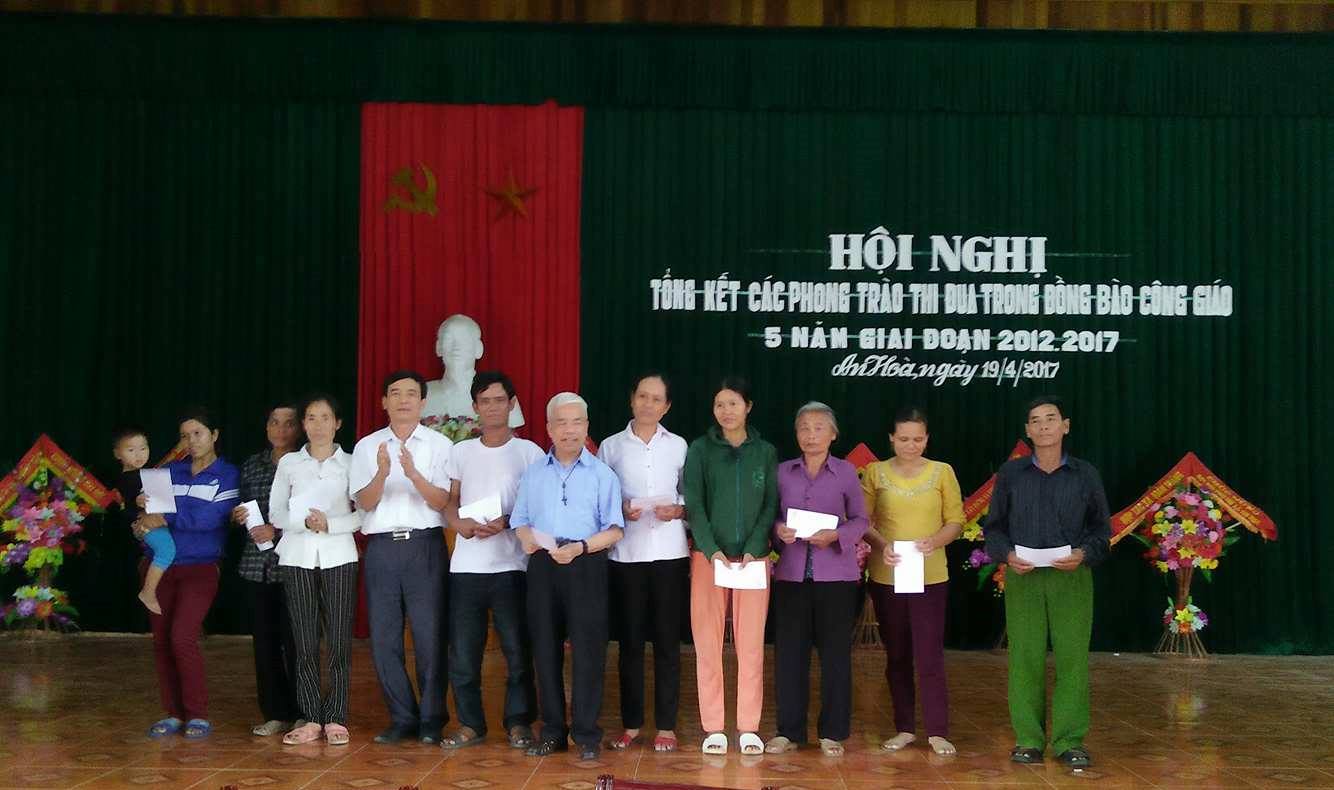 Tặng quà cho các gia đình có thành tích xuất sắc trong phong trào thi đua yêu nước