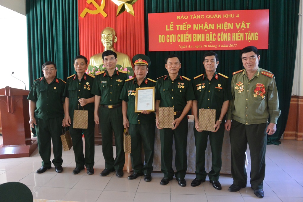 Lãnh đạo Bảo tàng Quân khu 4 tặng Thư cảm ơn của Bộ Tư lệnh Quân khu 4 và những phần quà lưu niệm cho các cựu chiến binh