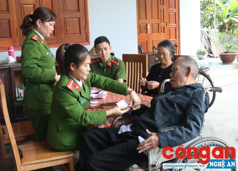 Cán bộ Đội Cảnh sát QLHC về TTXH Công an TP Hà Tĩnh đến tận nhà làm thủ tục cấp CMND cho người già