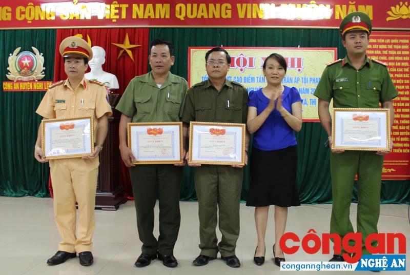 UBND huyện tặng Giấy khen cho 4 tập thể có thành tích xuất sắc trong đợt cao điểm tấn công, trấn áp tội phạm dịp Tết Nguyên đán Đinh Dậu