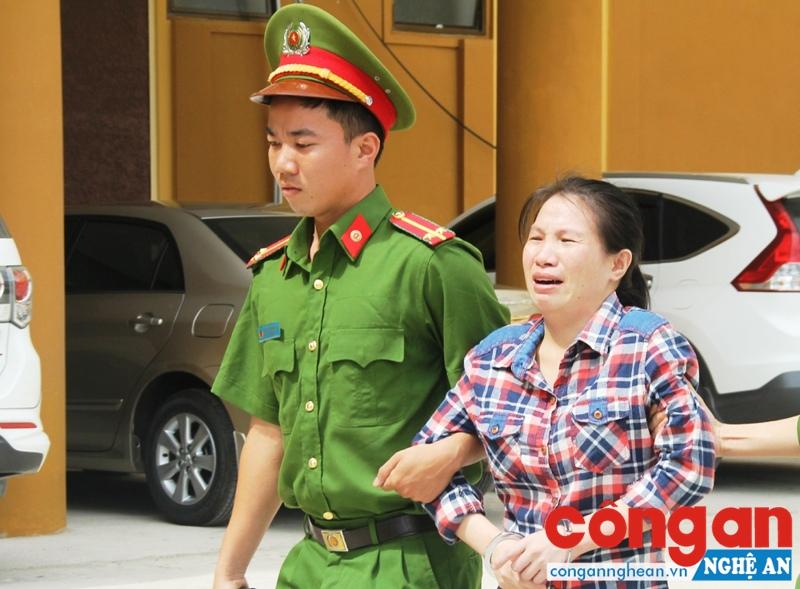 Đậu Thị Huệ được dẫn giải rời tòa án về trại giam