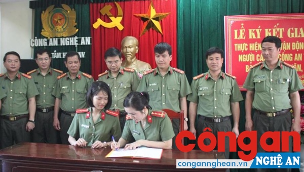 Ký kết giao ước thi đua thực hiện Cuộc vận động giữa các đội công tác, đoàn thanh niên, hội phụ nữ và các lớp học do Trung tâm quản lý