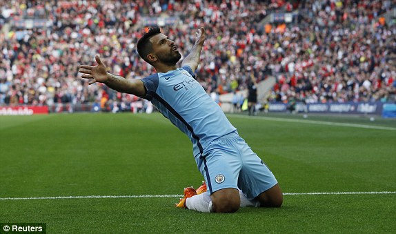 Aguero ghi bàn mở tỉ số cho Man City