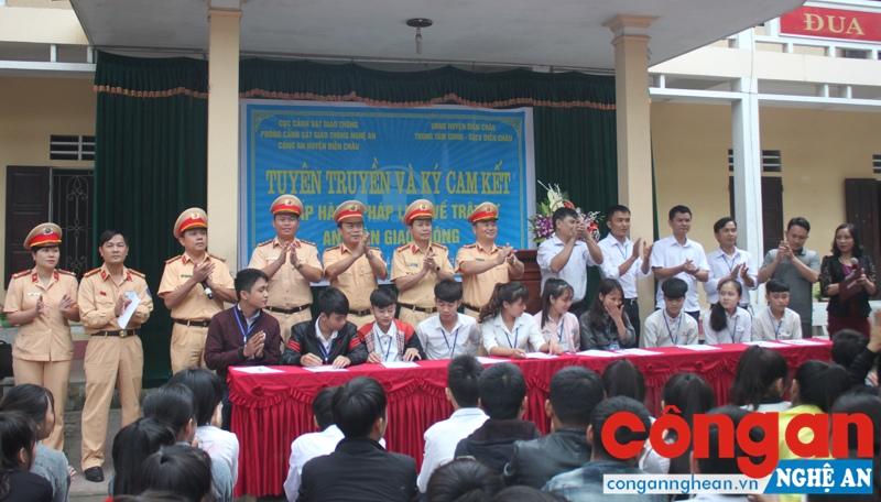 Các em học sinh ký cam kết chấp hành pháp luật về trật tự ATGT