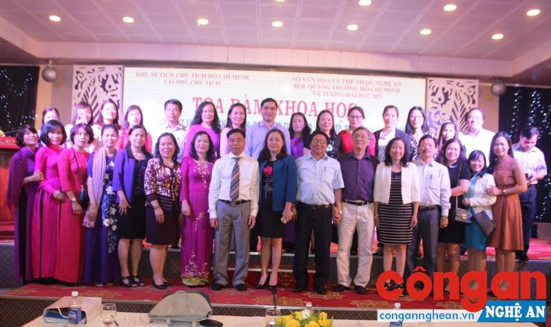 Các đại biểu chụp ảnh lưu niệm