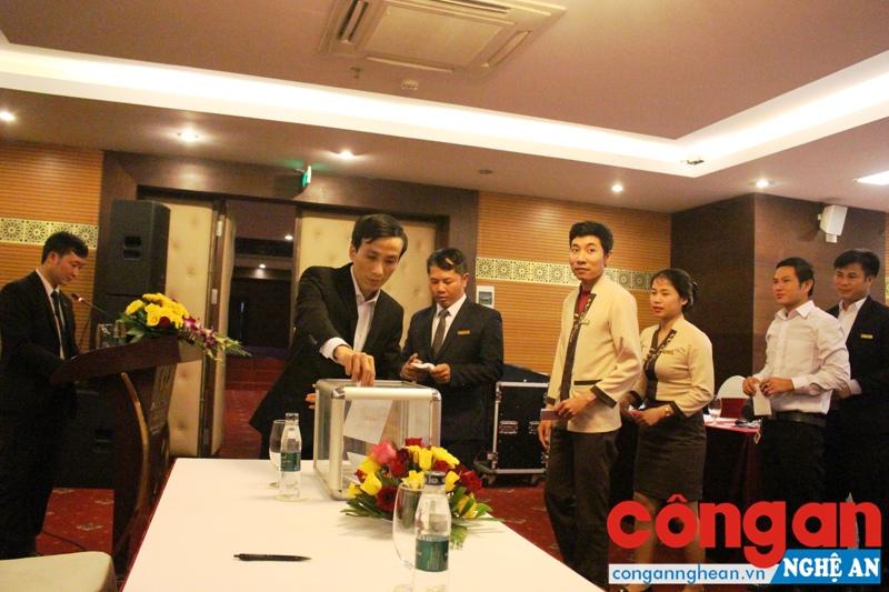 Thông qua Diễn đàn “Lực lượng An ninh Kinh tế lắng nghe ý kiến cơ quan, doanh nghiệp” đã góp phần xây dựng hình ảnh đẹp về người chiến sỹ Công an nhân dân trên quê hương Bác (Trong ảnh: Cán bộ, nhân viên Khách sạn Mường Thanh Sông Lam bỏ phiếu tín nhiệm đối với lực lượng An ninh Kinh tế)