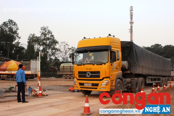 Lực lượng Thanh tra Giao thông kiểm tra tải trọng của phương tiện