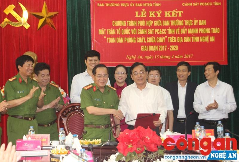 Thời gian qua, phong trào toàn dân PCCC được phát triển sâu rộng, hiệu quả với phương châm 4 tại chỗ (Trong ảnh: Cảnh sát PC&CC và Ủy ban MTTQ tỉnh ký kết quy chế phối hợp đẩy mạnh phong trào toàn dân PCCC giai đoạn 2017 - 2020) - Ảnh: Huyền Thương