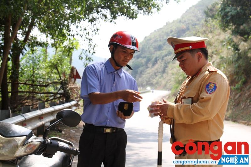 Đội CSGT Công an huyện Kỳ Sơn làm nhiệm vụ trên QL7A đoạn qua địa bàn