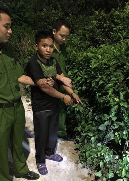 Đối tượng Quân chỉ nơi sát hại vợ.