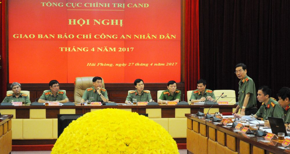 Đại diện các cơ quan báo chí trao đổi kinh nghiệm xử lí thông tin trên báo chí