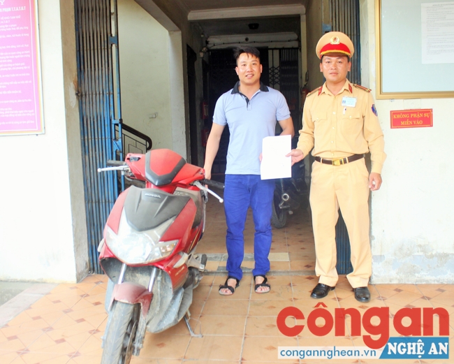 Đội CSGT Công an Thành phố Vinh trao trả xe cho anh Trương Đình Thứ