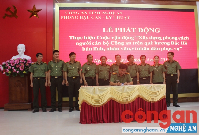Đại diện các đội nghiệp vụ, đoàn thể tham gia ký kết